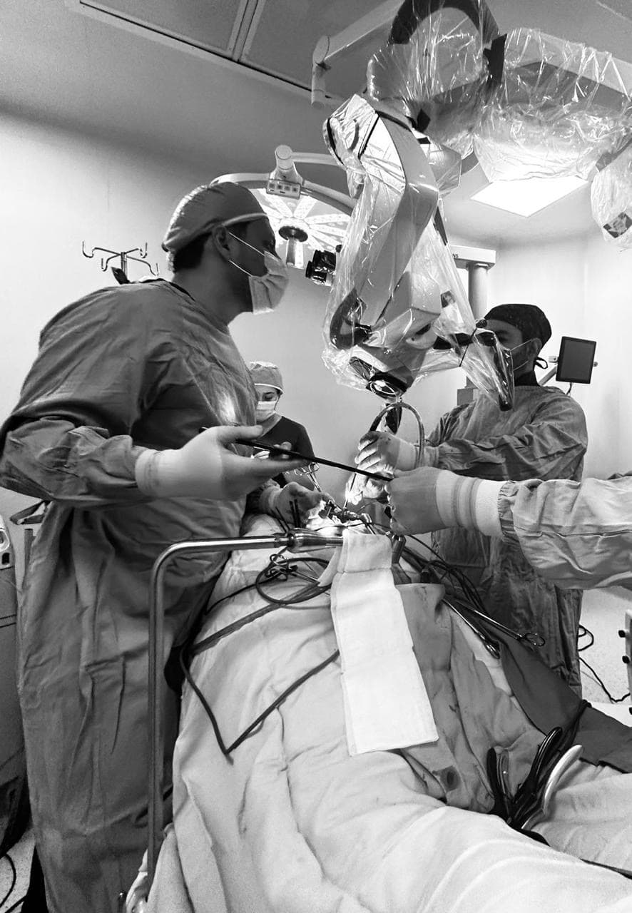Dr. Cesar Alan Moreno Villegas realizando cirugía